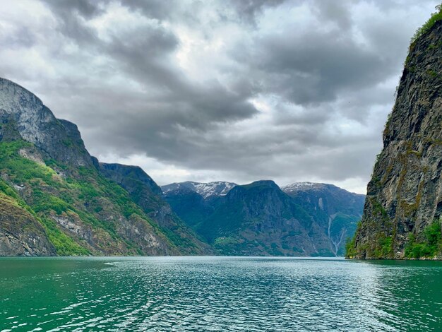 Vista panorámica del lago por las montañas contra el cielo