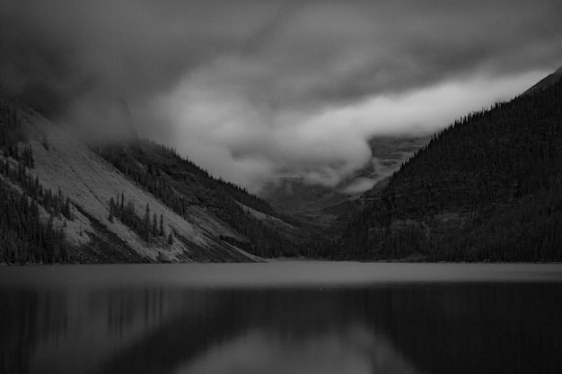 Foto vista panorámica del lago por las montañas contra el cielo