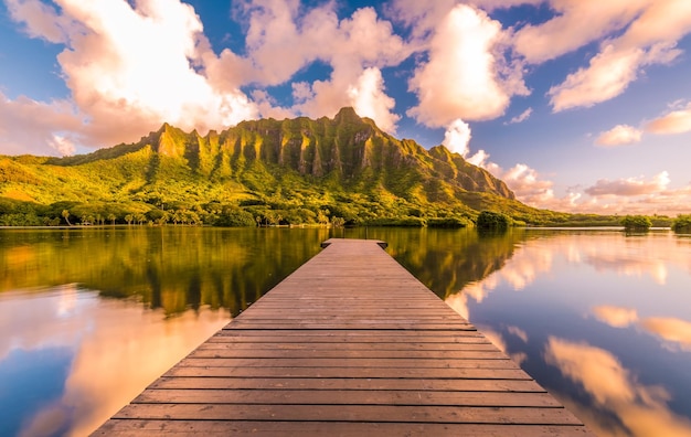 Foto vista panorámica del lago por las montañas contra el cielo