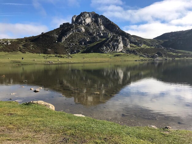 Vista panorámica del lago y las montañas contra el cielo