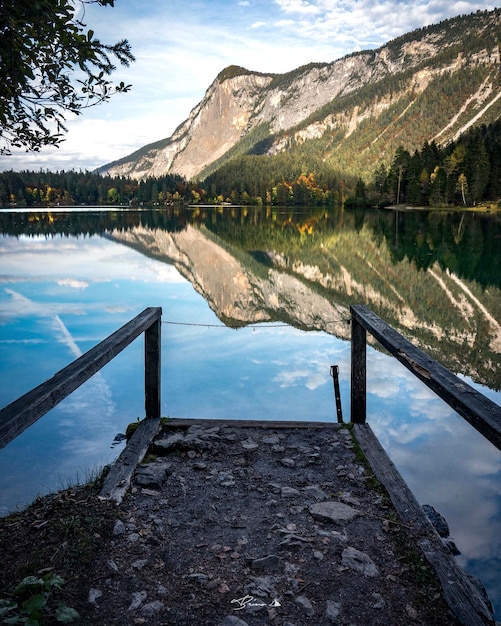 Vista panorámica del lago y las montañas contra el cielo