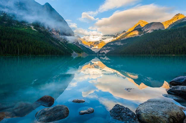 Vista panorámica del lago y las montañas contra el cielo