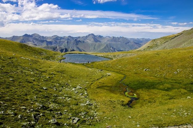 Foto vista panorámica del lago y las montañas contra el cielo