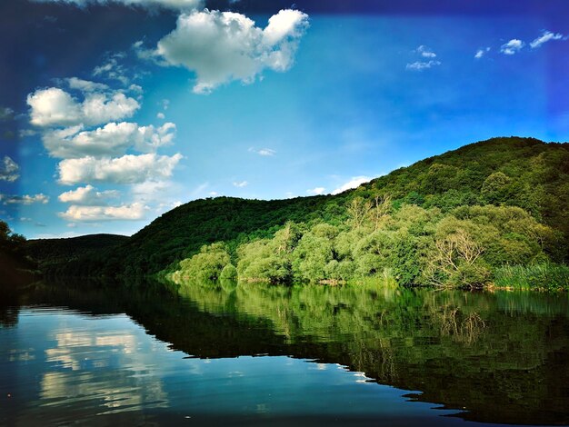 Foto vista panorámica del lago por las montañas contra el cielo