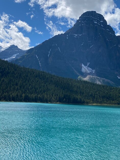 Vista panorámica del lago por las montañas contra el cielo