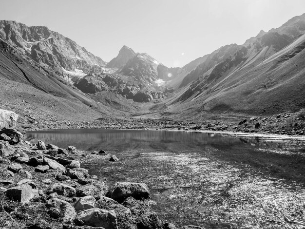 Vista panorámica del lago y las montañas contra el cielo