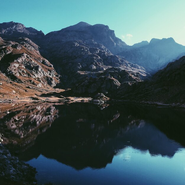 Foto vista panorámica del lago y las montañas contra el cielo