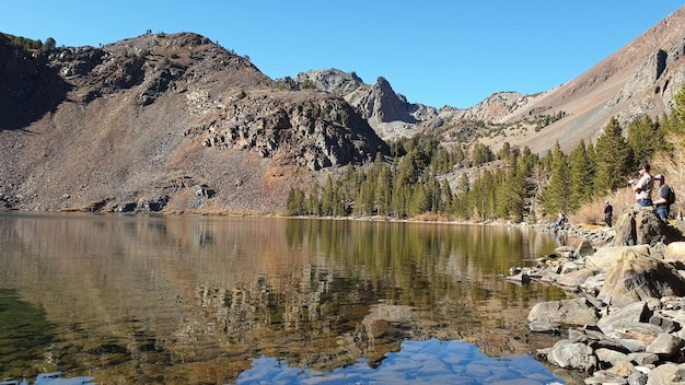 Vista panorámica del lago y las montañas contra el cielo