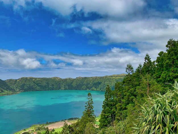 Vista panorámica del lago y las montañas contra el cielo