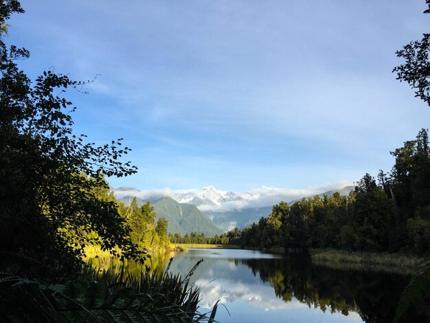 Vista panorámica del lago y las montañas contra el cielo