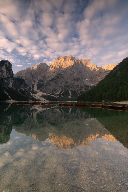 Foto vista panorámica del lago por las montañas contra el cielo