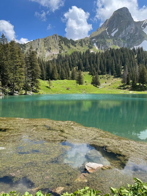 Vista panorámica del lago y las montañas contra el cielo