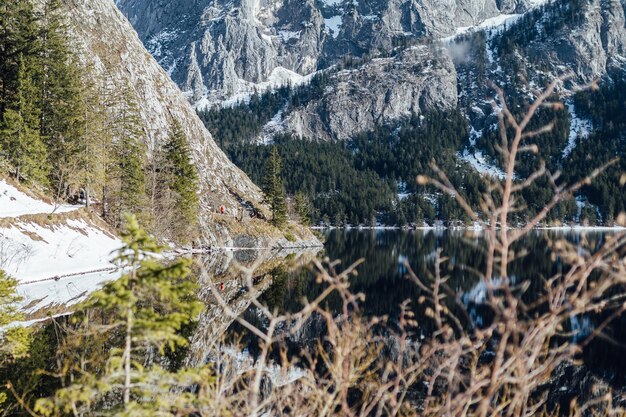 Foto vista panorámica del lago y las montañas durante el invierno