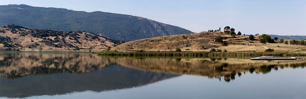 Vista panorámica del lago natural Zazari al noroeste de Grecia Macedonia y montañas en un día soleado de verano