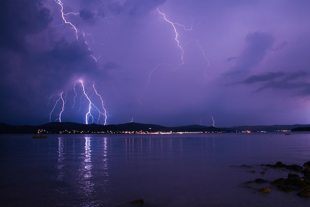 Vista panorámica del lago por la noche durante la tormenta