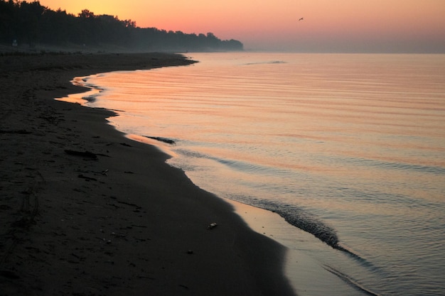 Vista panorámica del lago Ontario contra el cielo despejado durante la puesta de sol