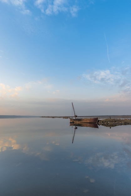 Vista panorámica del lago de sal al atardecer