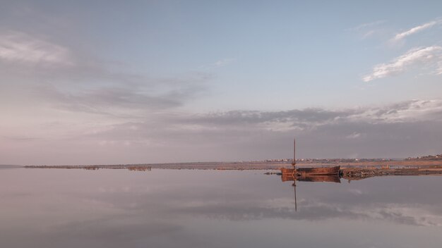 Vista panorámica del lago de sal al atardecer