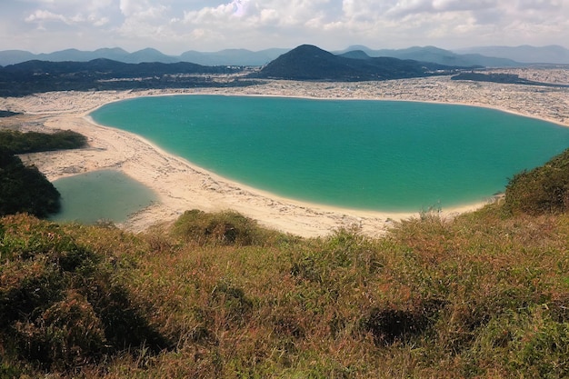 Vista panorámica del lago con el telón de fondo de la montaña Ilustración digital