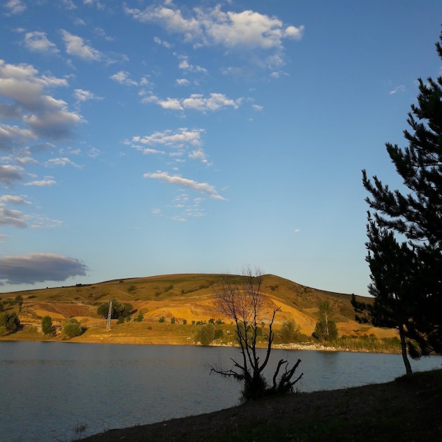 Foto vista panorámica de un lago tranquilo