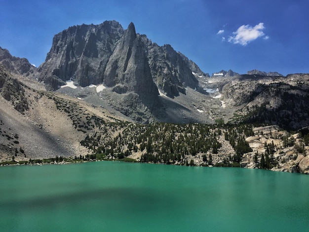 Foto vista panorámica del lago turquesa y las montañas durante la puesta de sol