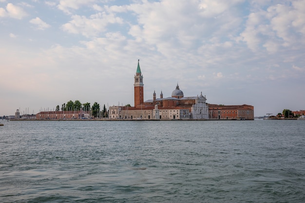 Vista panorámica de la Laguna Veneta de la ciudad de Venecia con góndolas y la isla de San Giorgio Maggiore. Paisaje del día de la mañana de verano y espectacular cielo azul