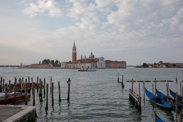 Vista panorámica de la Laguna Veneta de la ciudad de Venecia con góndolas y la isla de San Giorgio Maggiore. Paisaje del día de la mañana de verano y espectacular cielo azul