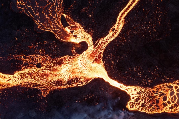 Vista panorámica de la lava en el volcán Fagradalsfjall en Islandia