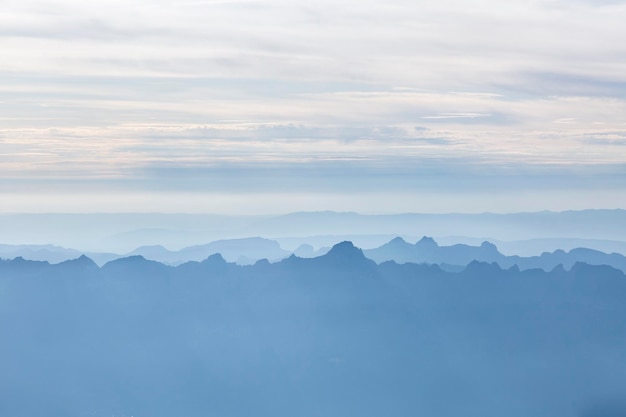 Vista panorámica de la línea de montañas de aspecto espectral en los Alpes franceses ChamonixMontBlanc Francia