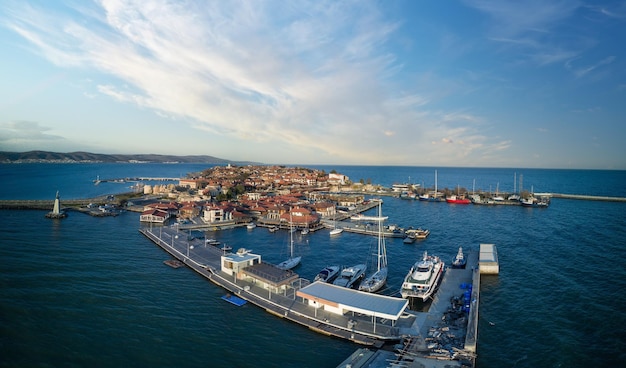 Vista panorámica desde lo alto de la ciudad de Nessebar con casas y parques bañados por el Mar Negro en Bulgaria