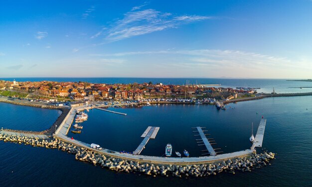 Vista panorámica desde lo alto de la ciudad de Nessebar con casas y parques bañados por el Mar Negro en Bulgaria