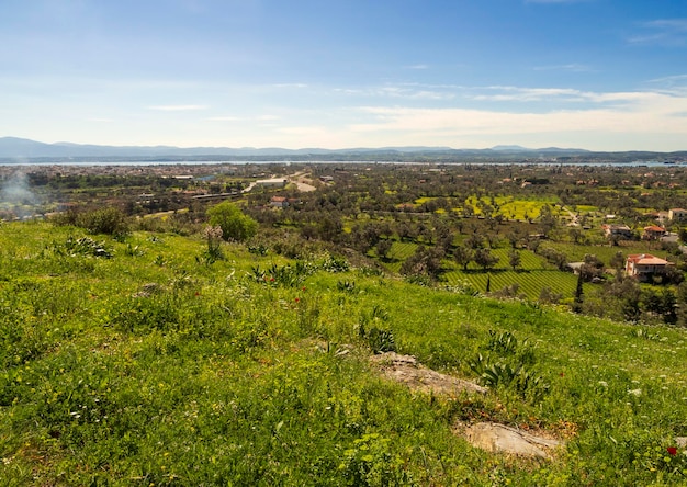 Vista panorámica desde lo alto de la isla de Evia Grecia en un soleado día de primavera