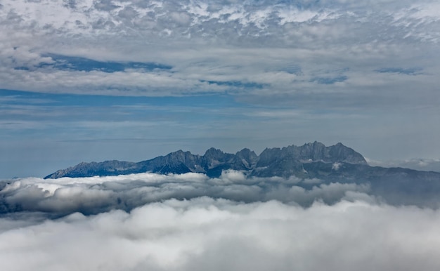 Foto vista panorámica de majestuosas montañas contra el cielo