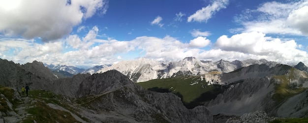 Foto vista panorámica de majestuosas montañas contra el cielo