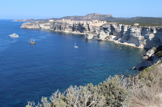 Vista panorámica del mar desde el acantilado de Bonifacio
