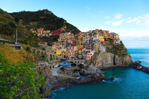 Foto vista panorámica del mar desde un acantilado contra el cielo