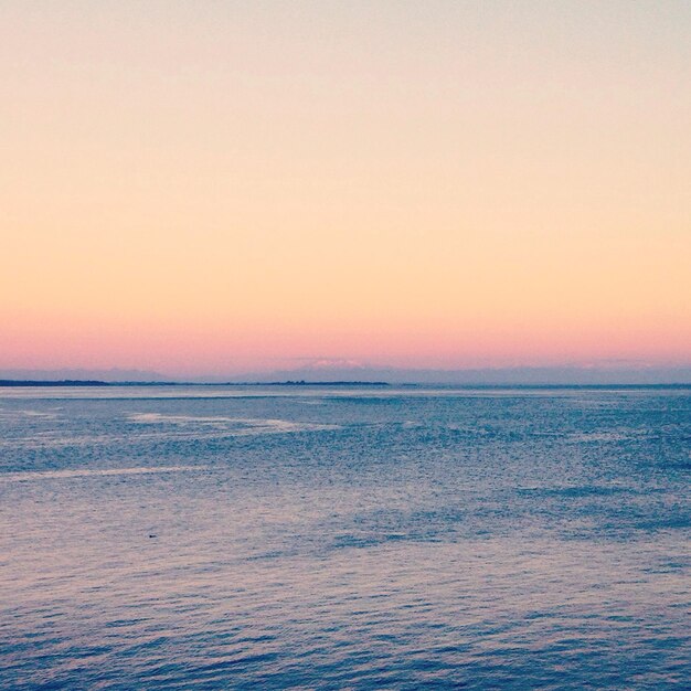 Vista panorámica del mar al atardecer