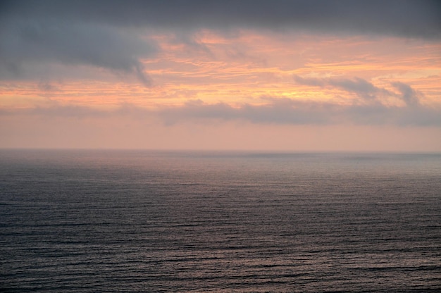 Vista panorámica del mar al atardecer