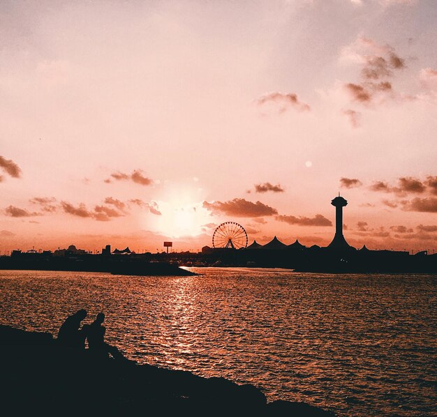 Vista panorámica del mar al atardecer