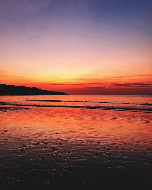 Vista panorámica del mar al atardecer.