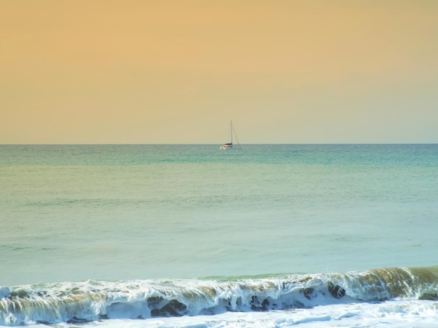 Vista panorámica del mar al atardecer