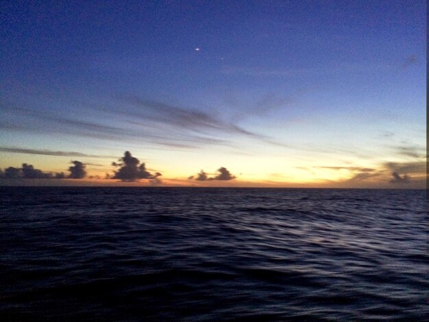 Vista panorámica del mar al atardecer