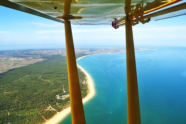 Foto vista panorámica del mar desde un avión