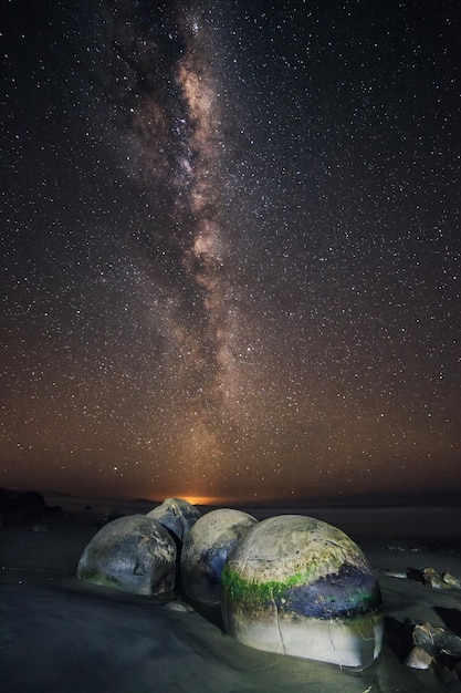 Vista panorámica del mar contra el campo de estrellas por la noche