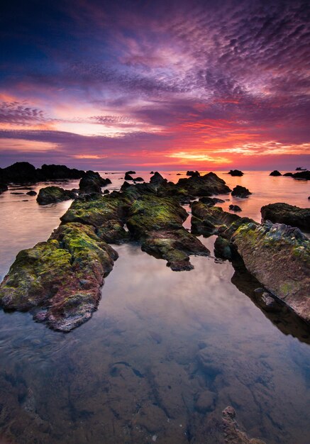 Vista panorámica del mar contra el cielo al atardecer