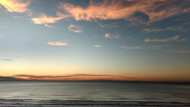 Foto vista panorámica del mar contra el cielo al atardecer