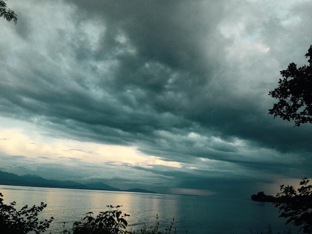 Foto vista panorámica del mar contra el cielo al atardecer