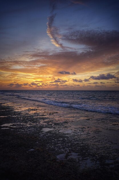 Vista panorámica del mar contra el cielo al atardecer