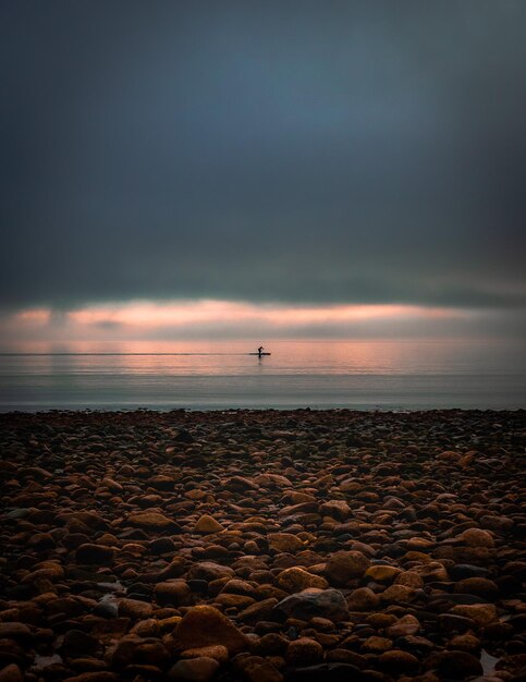 Vista panorámica del mar contra el cielo durante el amanecer