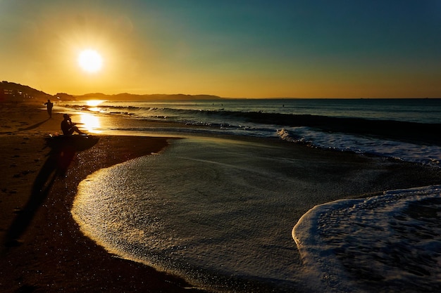 Vista panorámica del mar contra el cielo durante el amanecer